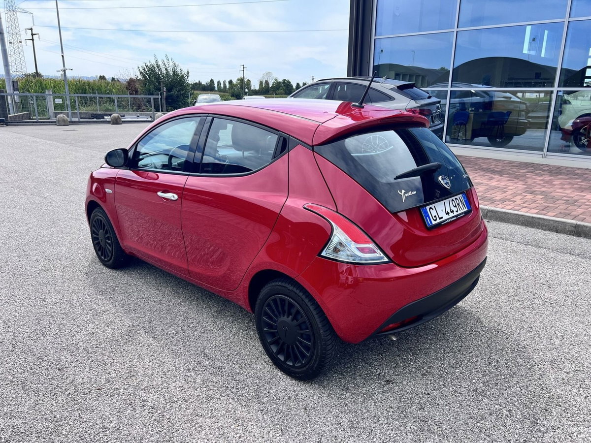Lancia Ypsilon 1.0 FireFly 5 porte S&S Hybrid Ecochic Silver (4)