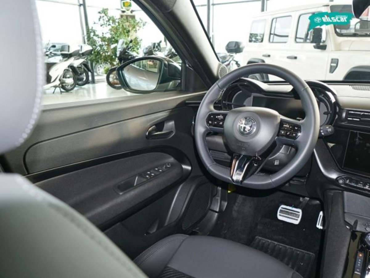 Alfa Romeo Junior 1.2 ibrida Speciale 145cv edct6 (5)