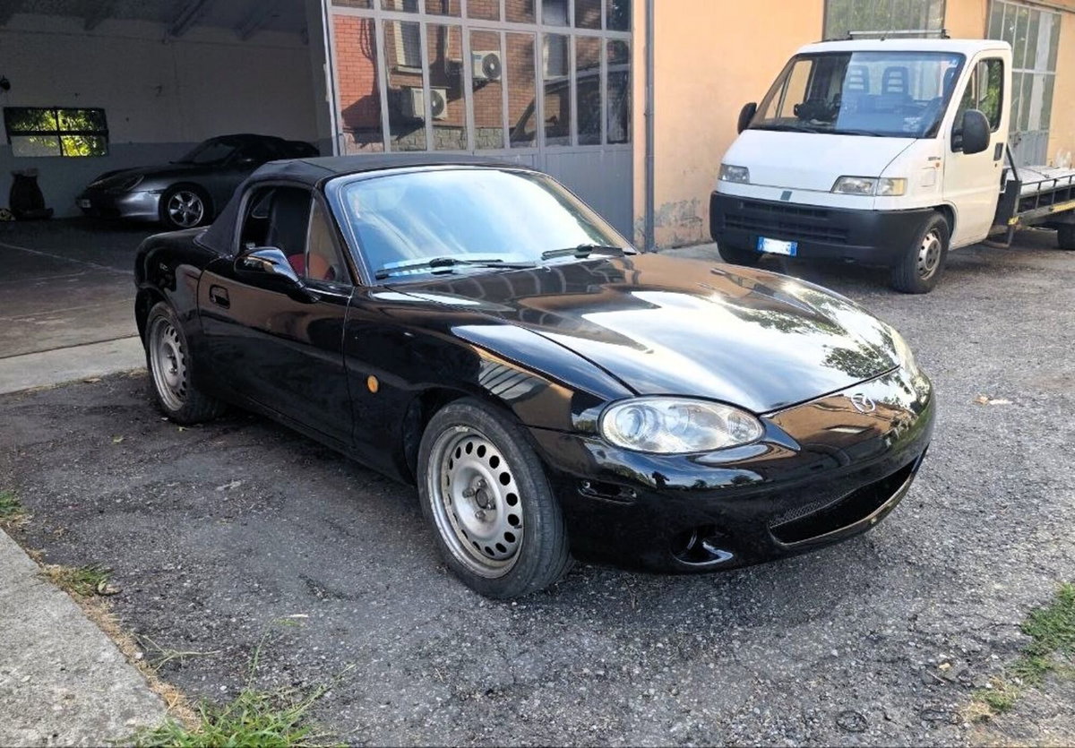 Mazda MX-5 1.8i 16V cat Backstage (3)