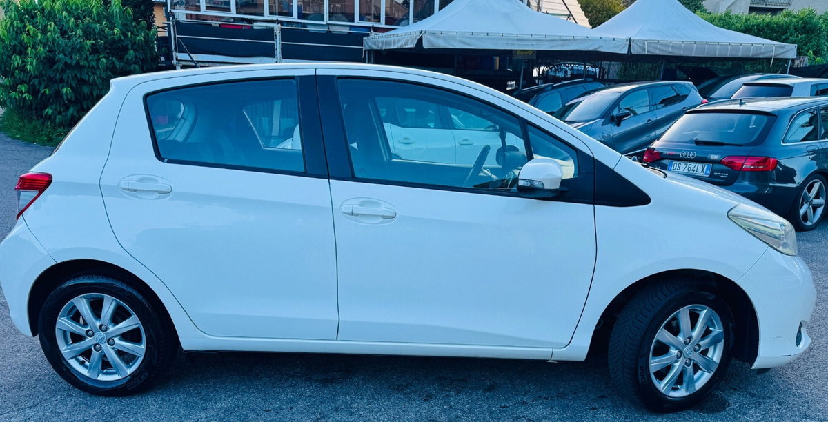 Toyota Yaris 1.0 5 porte Lounge (4)