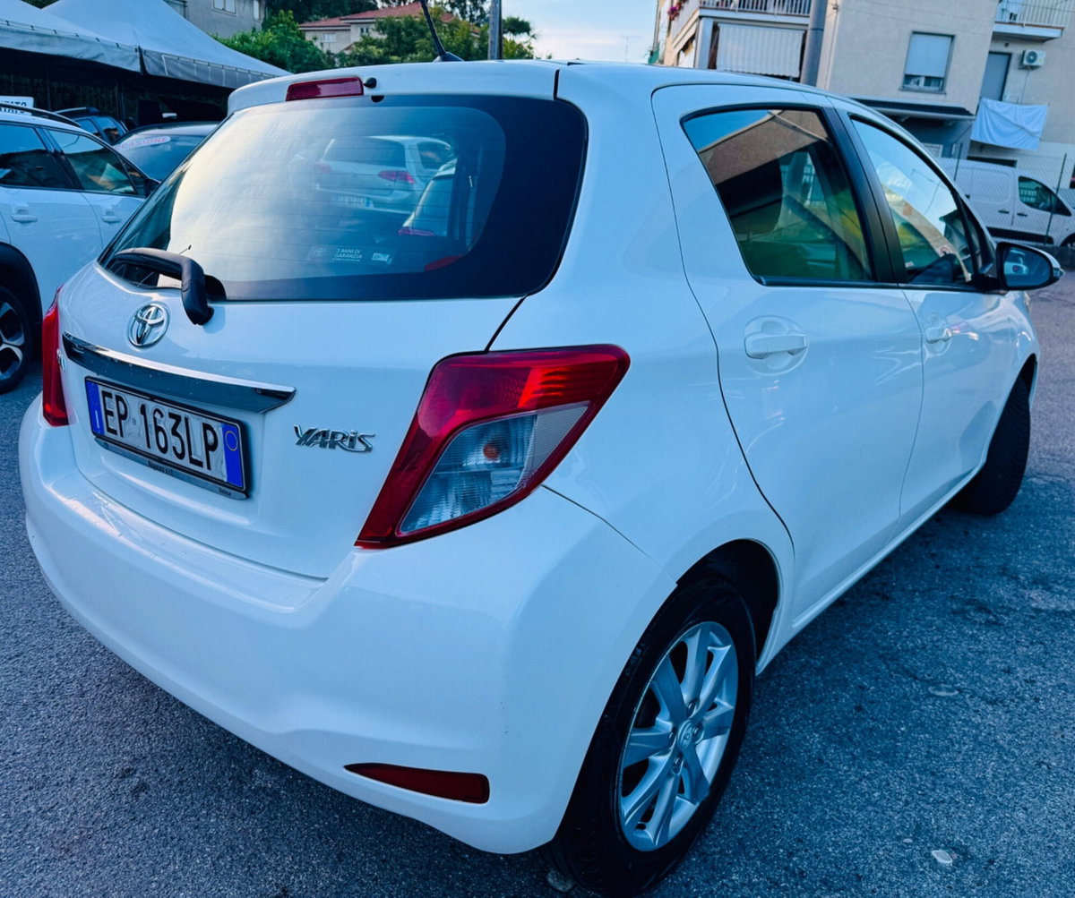 Toyota Yaris 1.0 5 porte Lounge (7)