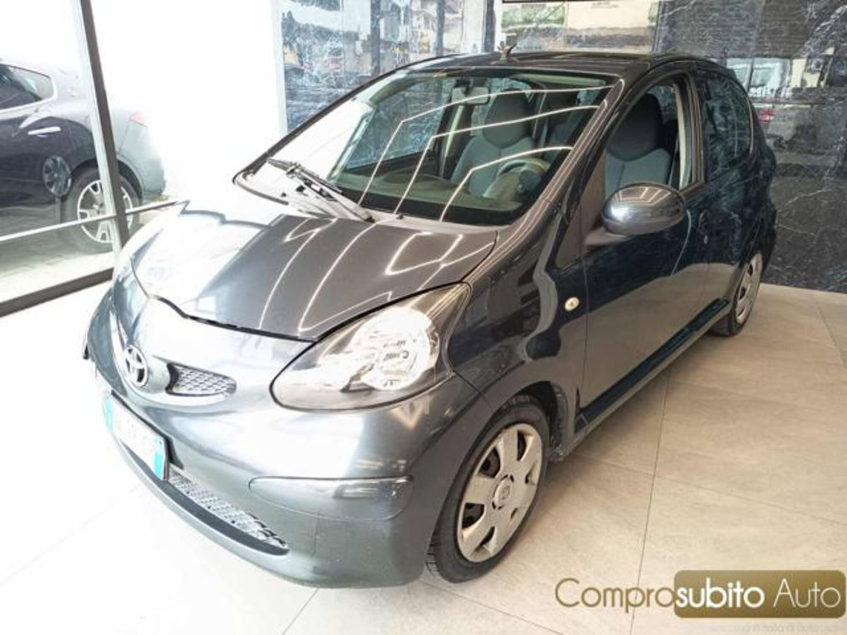 Toyota Aygo 1.0 12V VVT-i 5 porte (2)