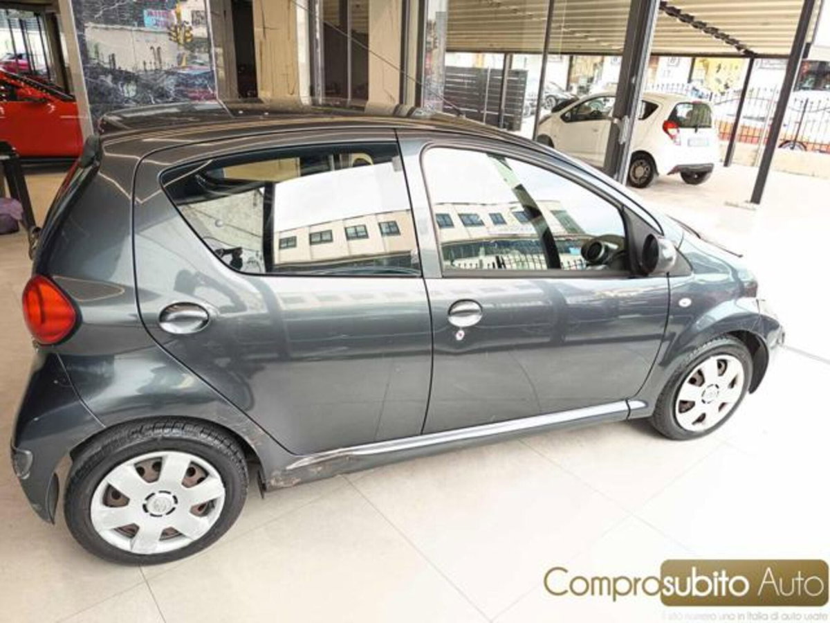 Toyota Aygo 1.0 12V VVT-i 5 porte (7)