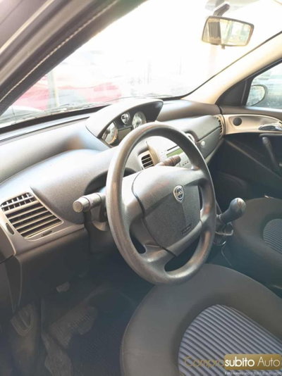 Lancia Ypsilon 1.3 MJT 75 CV Platino (18)