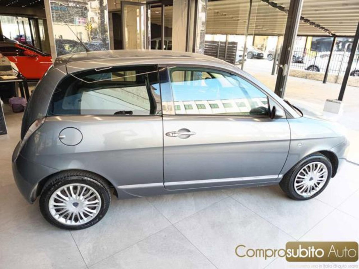 Lancia Ypsilon 1.3 MJT 75 CV Platino (4)