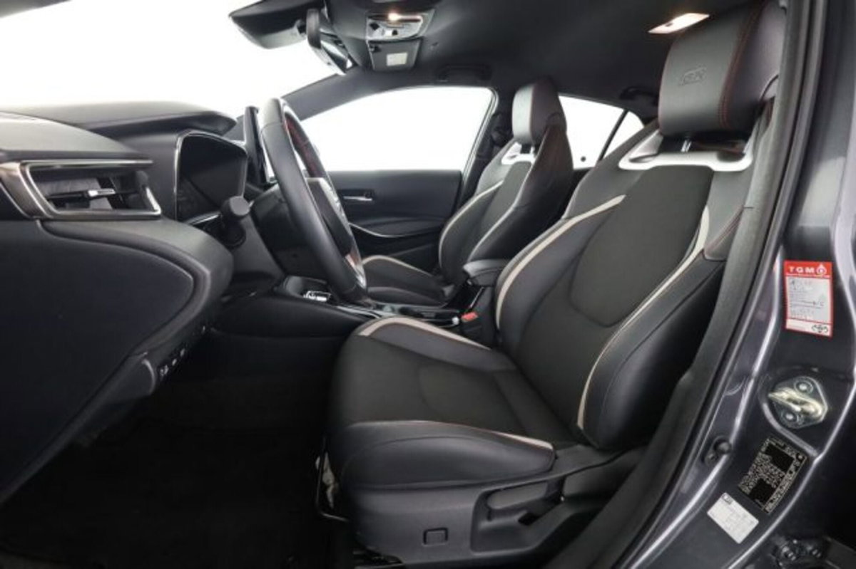 Toyota Corolla GR SPORT 1.8 Hybrid Bi-Tone (2)