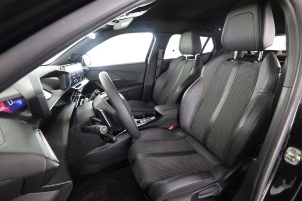 Peugeot 2008 PureTech 130 S&S EAT8 GT Pack (2)