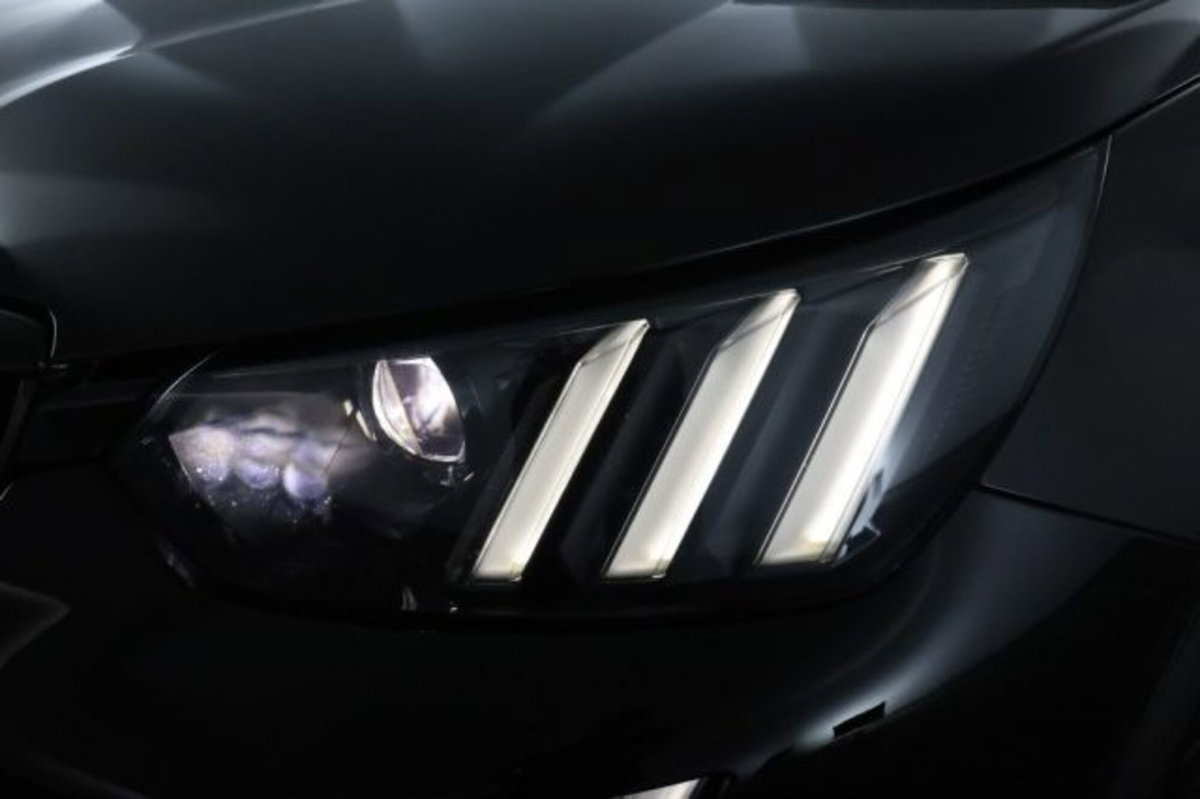Peugeot 2008 PureTech 130 S&S EAT8 GT Pack (9)