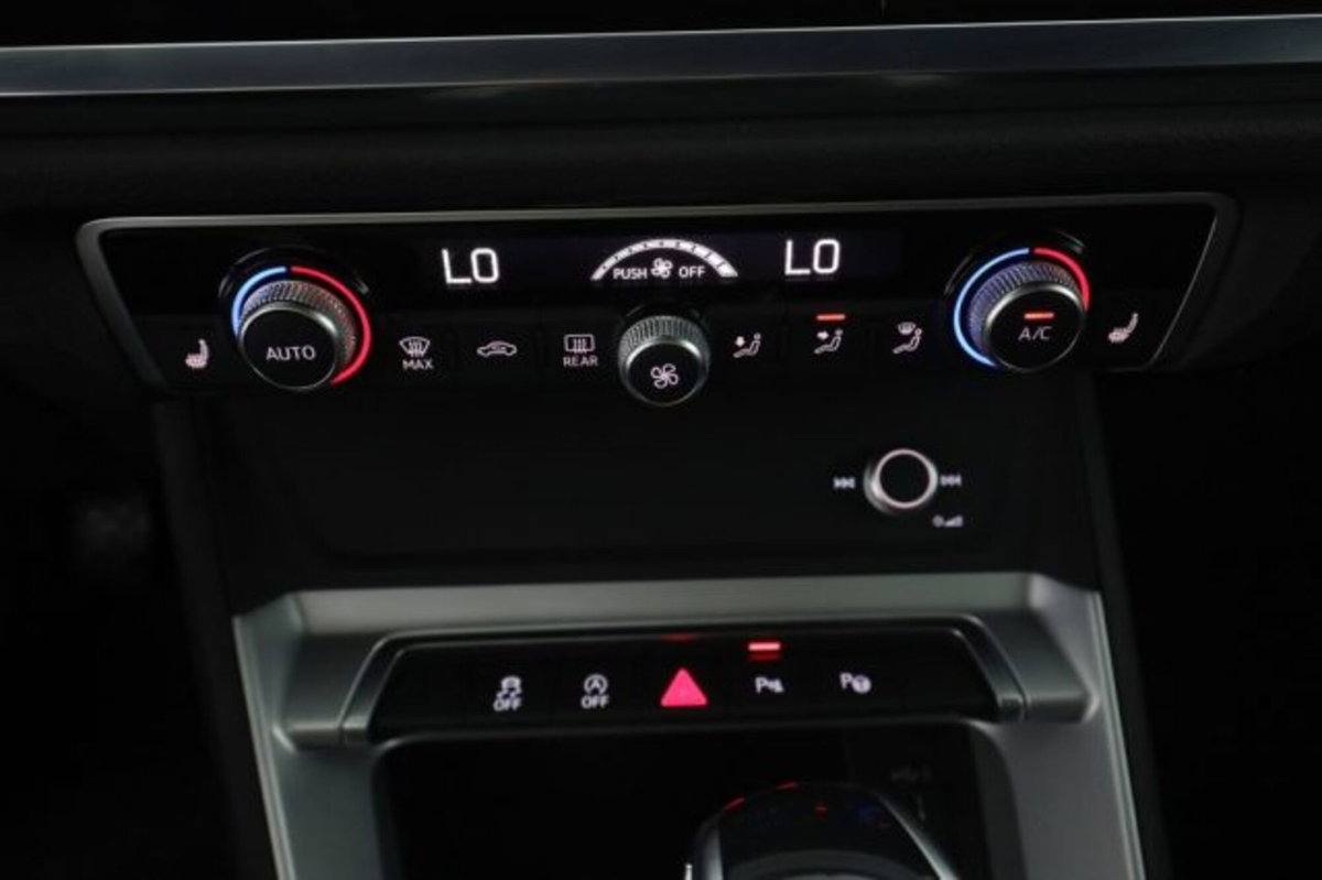 Audi Q3 Sportback 40 2.0 tdi Identity Black quattro 193cv s-tronic (12)