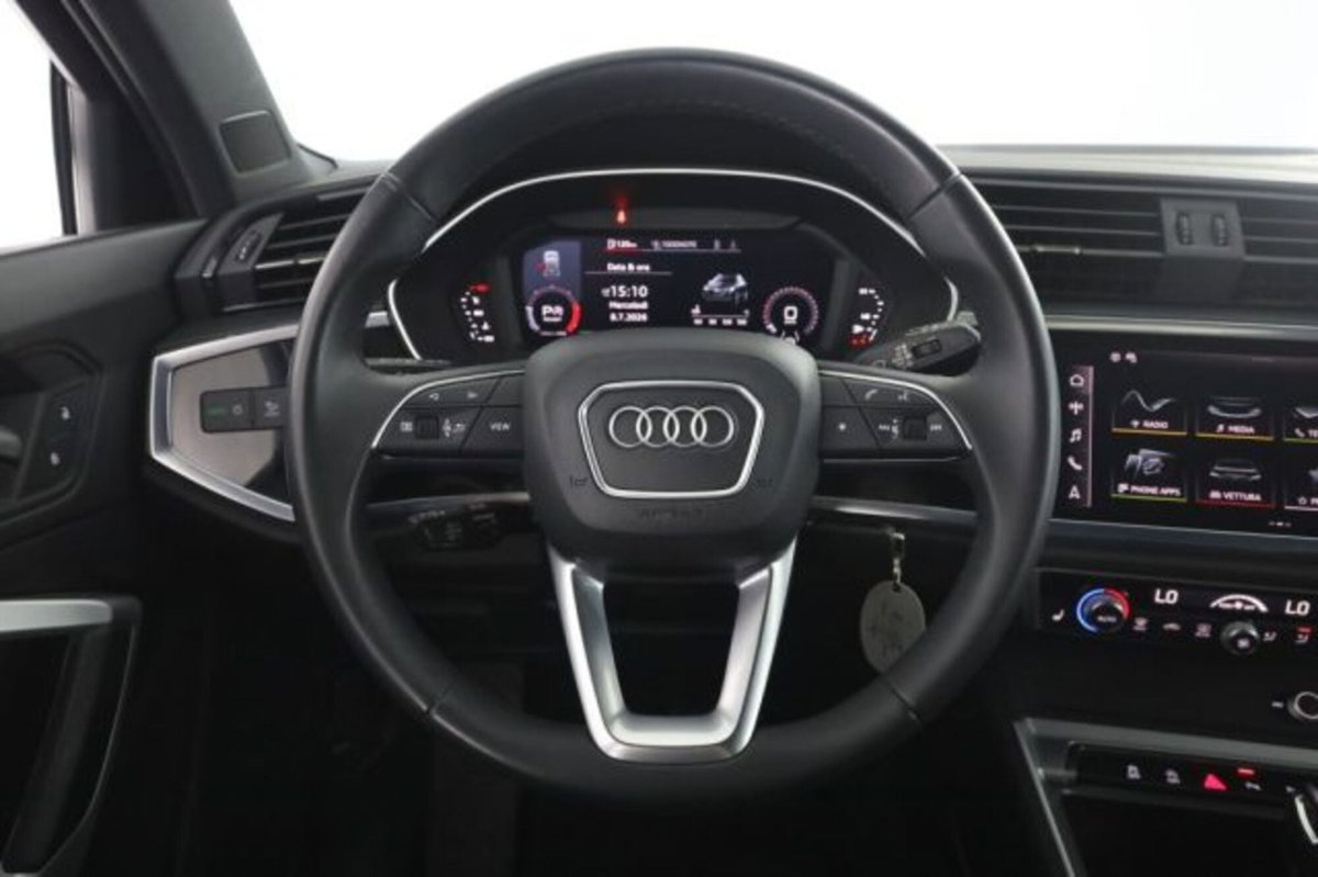 Audi Q3 Sportback 40 2.0 tdi Identity Black quattro 193cv s-tronic (5)
