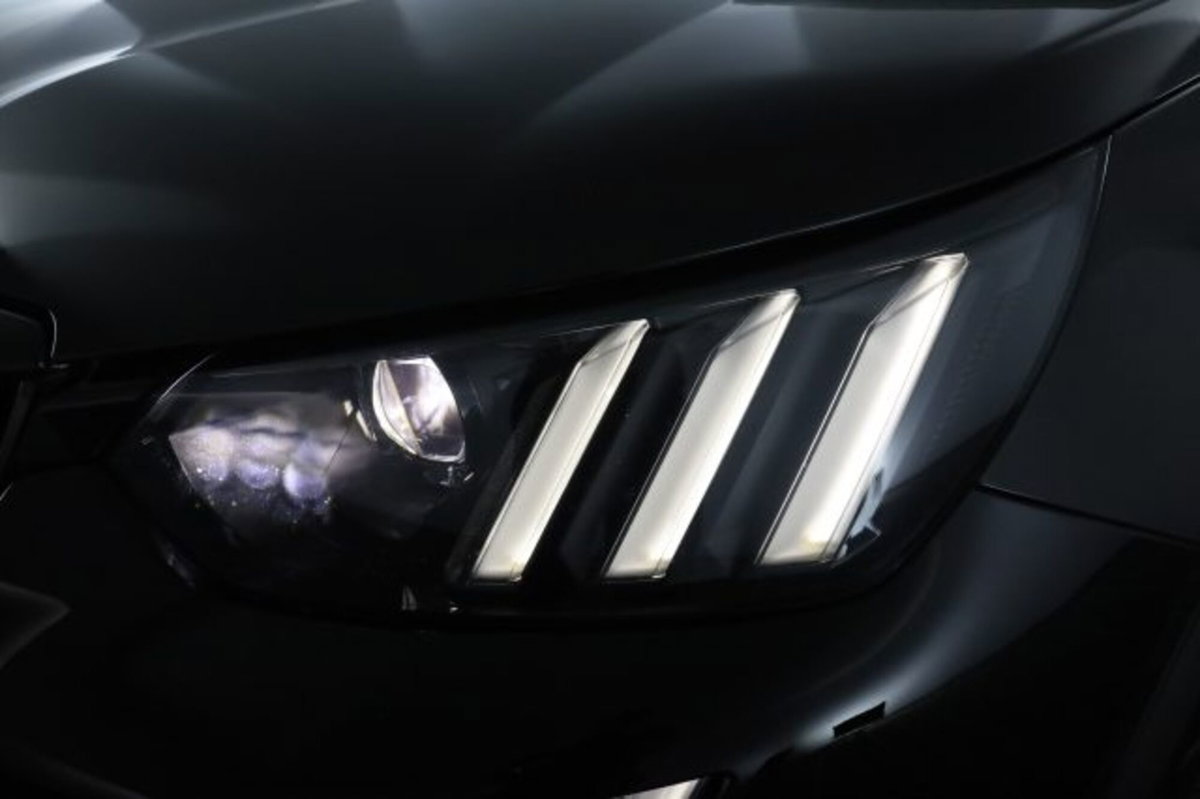 Peugeot 2008 PureTech 130 S&S EAT8 GT Pack (9)