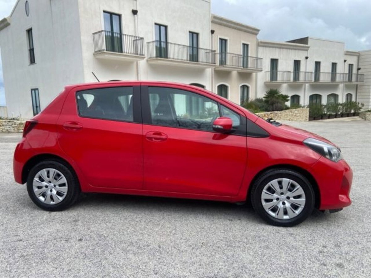 Toyota Yaris 1.0 5 porte Cool (10)