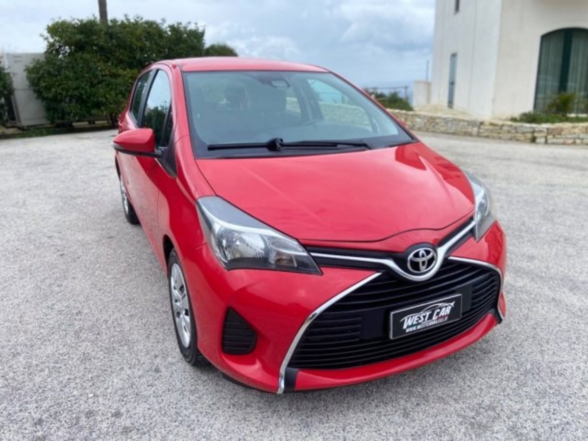 Toyota Yaris 1.0 5 porte Cool (11)