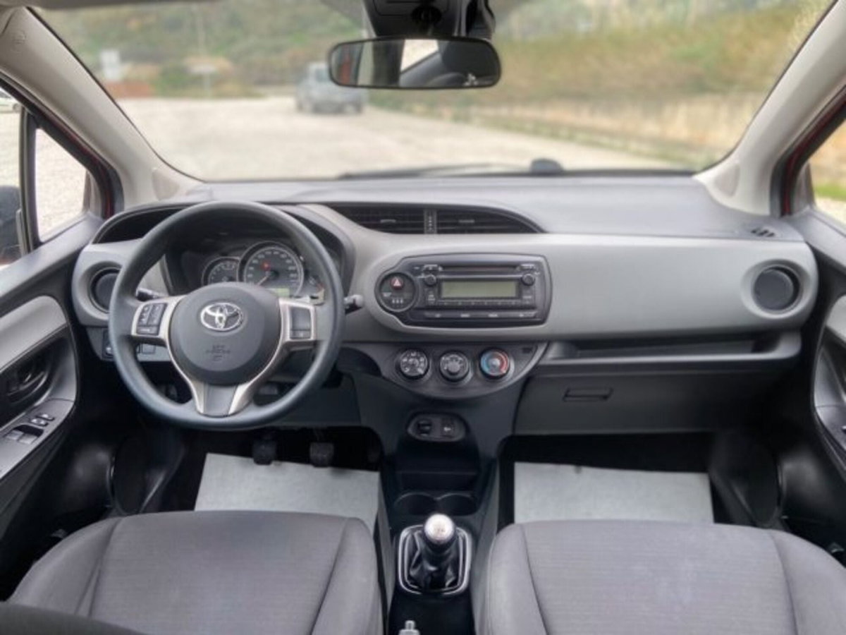 Toyota Yaris 1.0 5 porte Cool (14)
