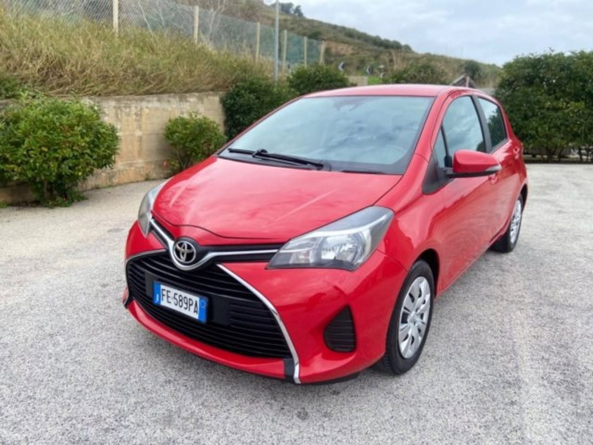 Toyota Yaris 1.0 5 porte Cool (2)