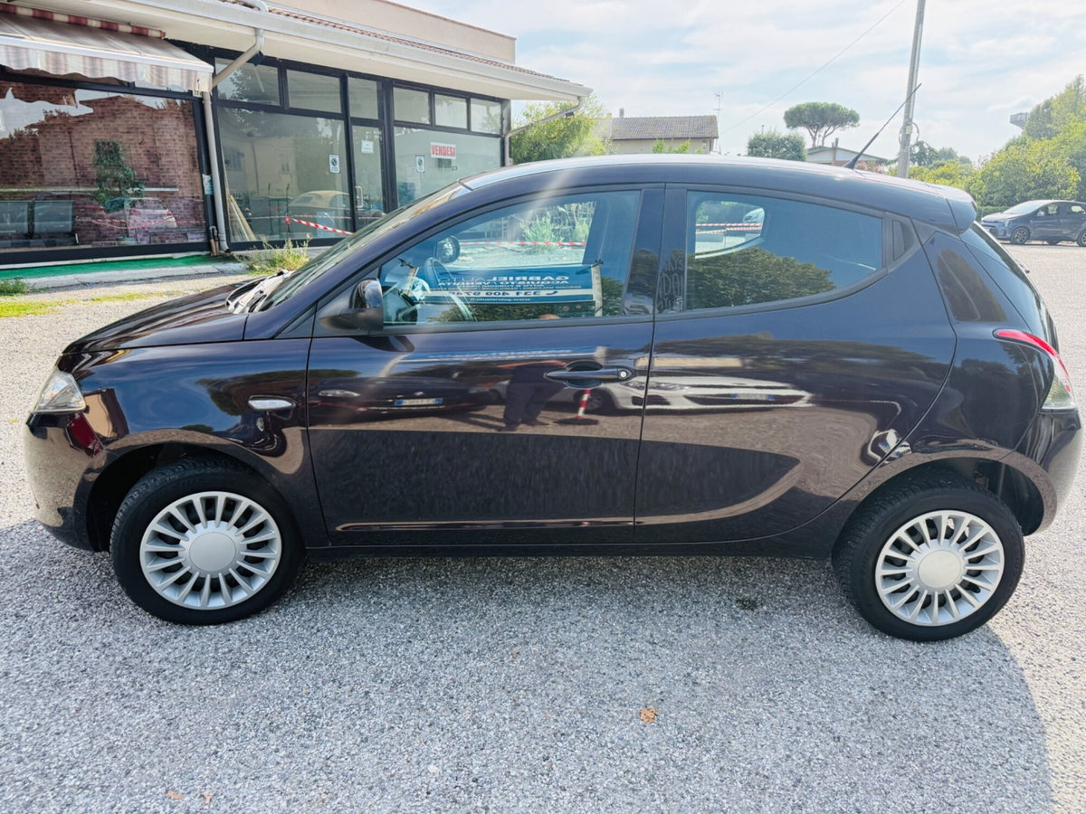 Lancia Ypsilon 0.9 TwinAir 85 CV 5 porte Metano Ecochic Elefantino (4)