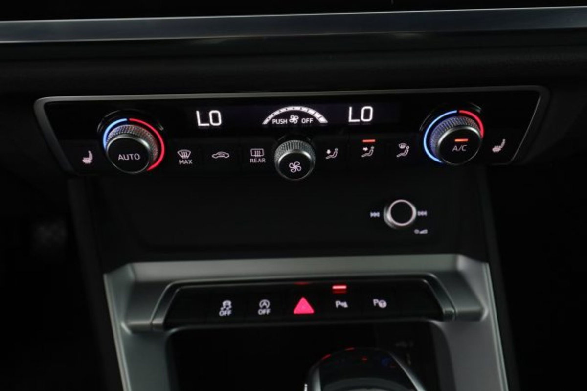 Audi Q3 Sportback 40 2.0 tdi Identity Black quattro 193cv s-tronic (12)