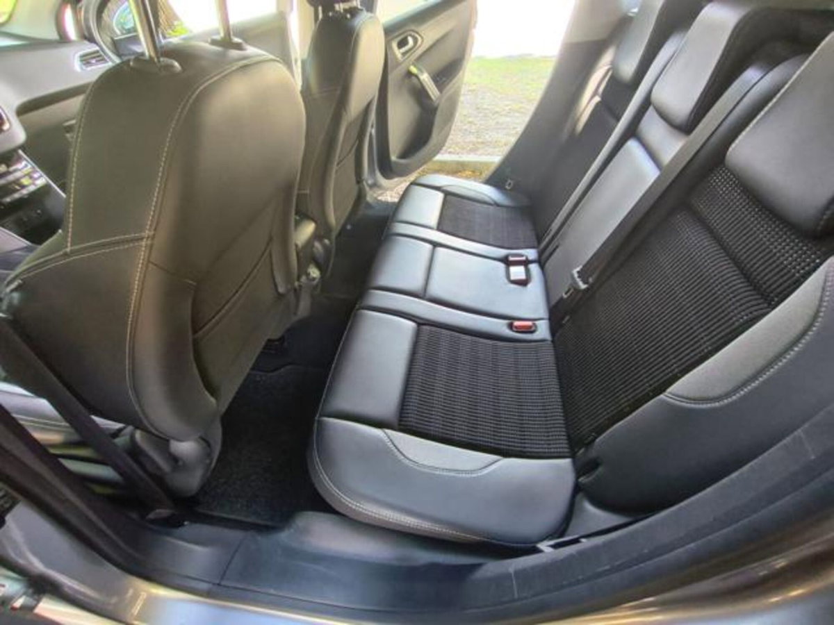 Peugeot 2008 e-HDi 92 CV Stop&Start robotizzato Allure (15)