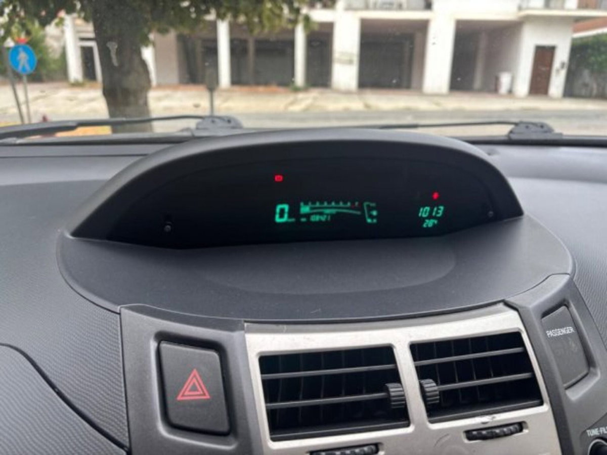 Toyota Yaris 1.0 5 porte Sol (10)