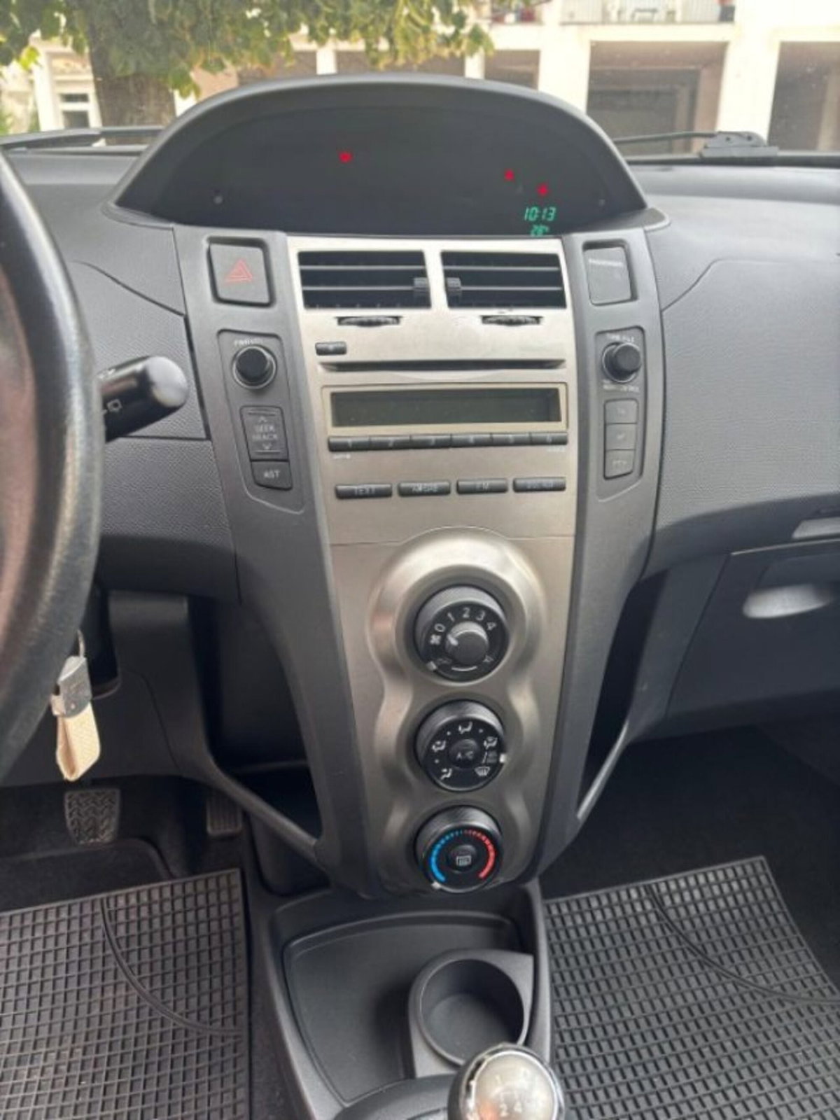 Toyota Yaris 1.0 5 porte Sol (11)