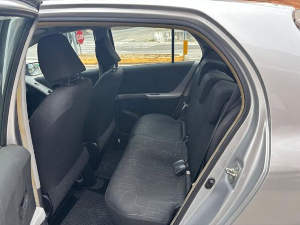 Toyota Yaris 1.0 5 porte Sol (7)