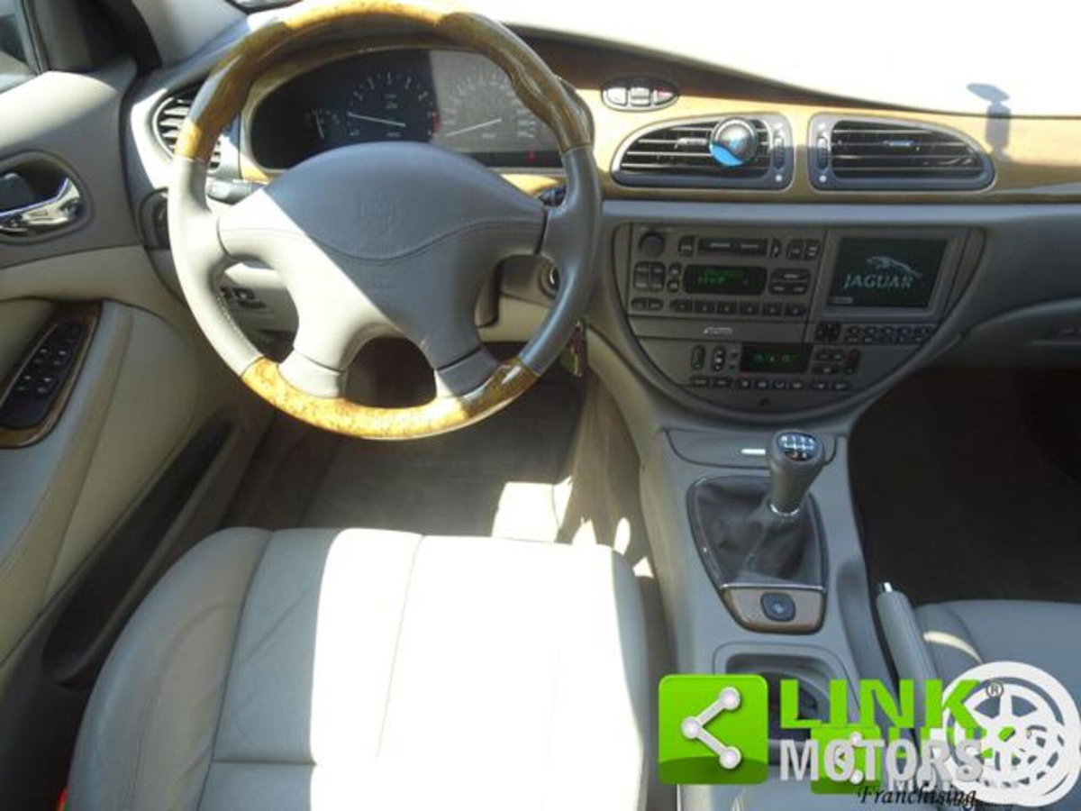Jaguar S-Type 3.0 V6 Executive (10)