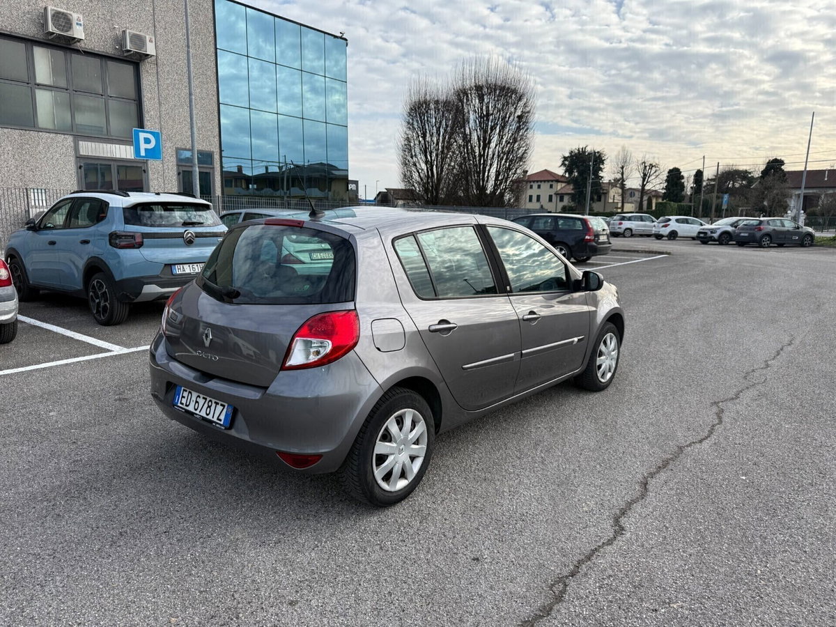 Renault Clio 1.2 16V 5 porte Luxe (4)