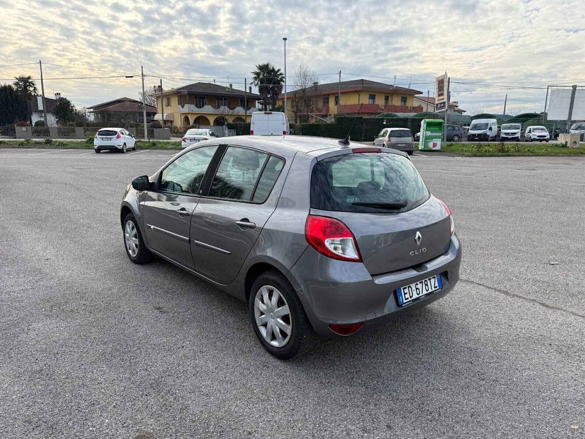 Renault Clio 1.2 16V 5 porte Luxe (6)