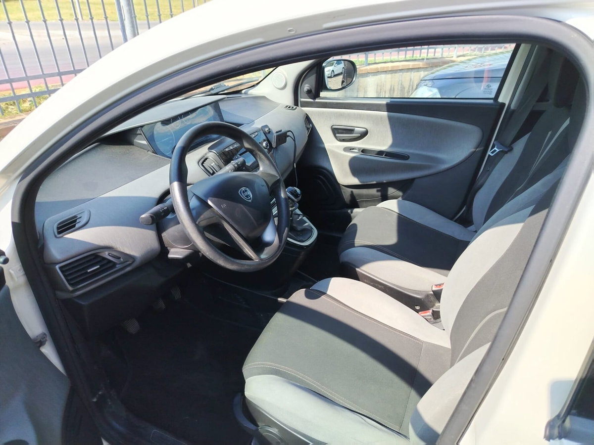Lancia Ypsilon 1.2 69 CV 5 porte Gold (3)