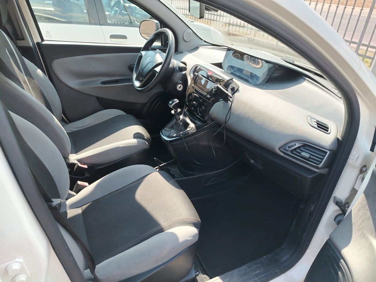 Lancia Ypsilon 1.2 69 CV 5 porte Gold (6)