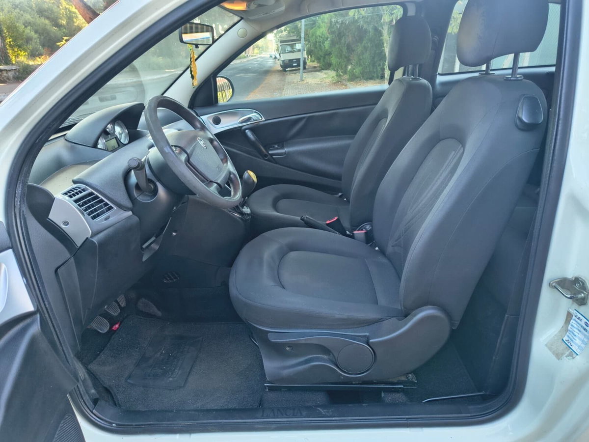 Lancia Ypsilon 1.3 MJT 75 CV Platinum (11)