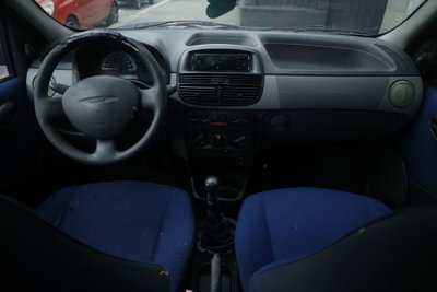 Fiat Punto 1.2i cat 5 porte ELX (2)