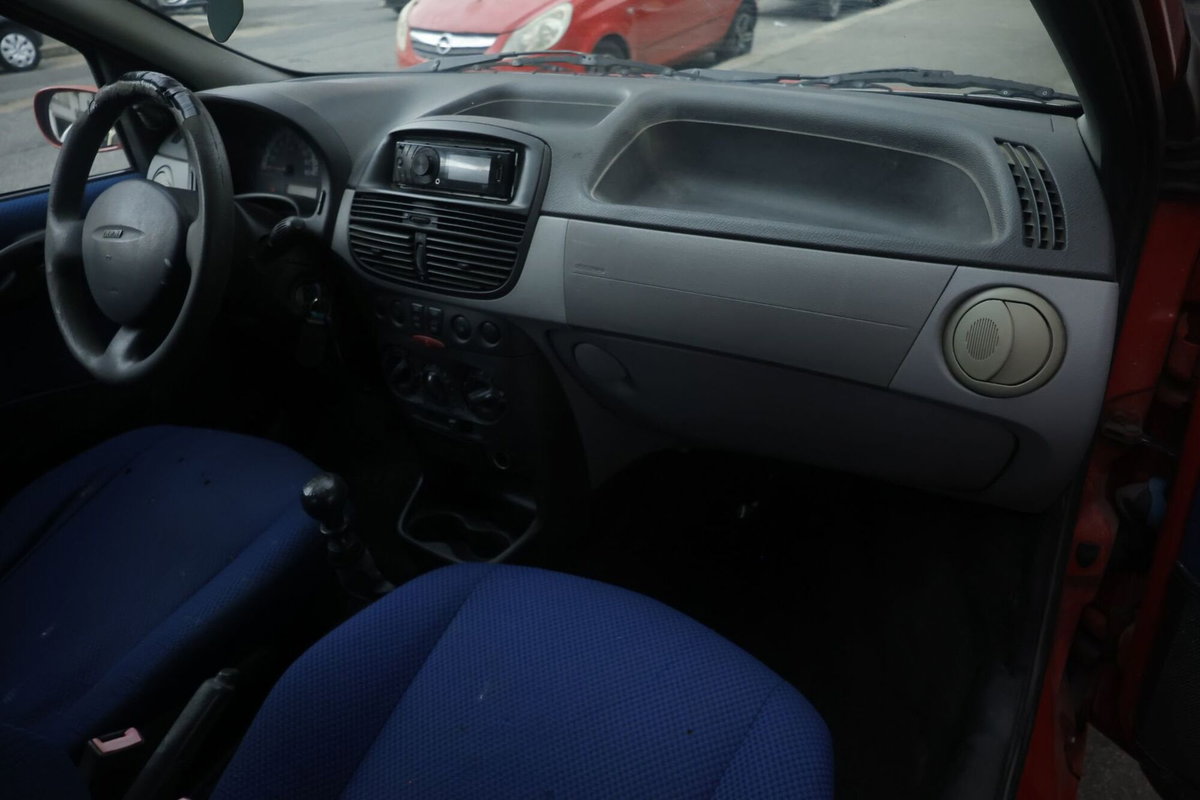 Fiat Punto 1.2i cat 5 porte ELX (8)