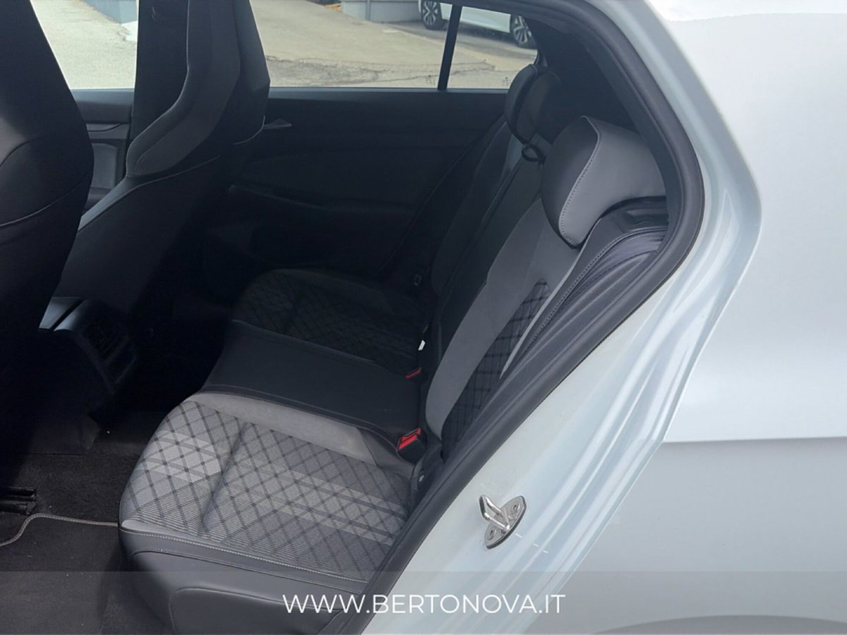 Volkswagen Golf 1.5 TSI 150 CV EVO ACT R-Line (11)