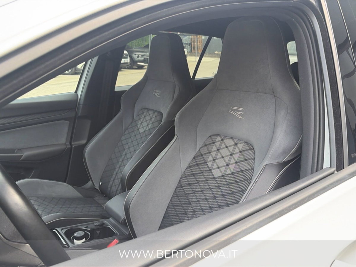 Volkswagen Golf 1.5 TSI 150 CV EVO ACT R-Line (9)