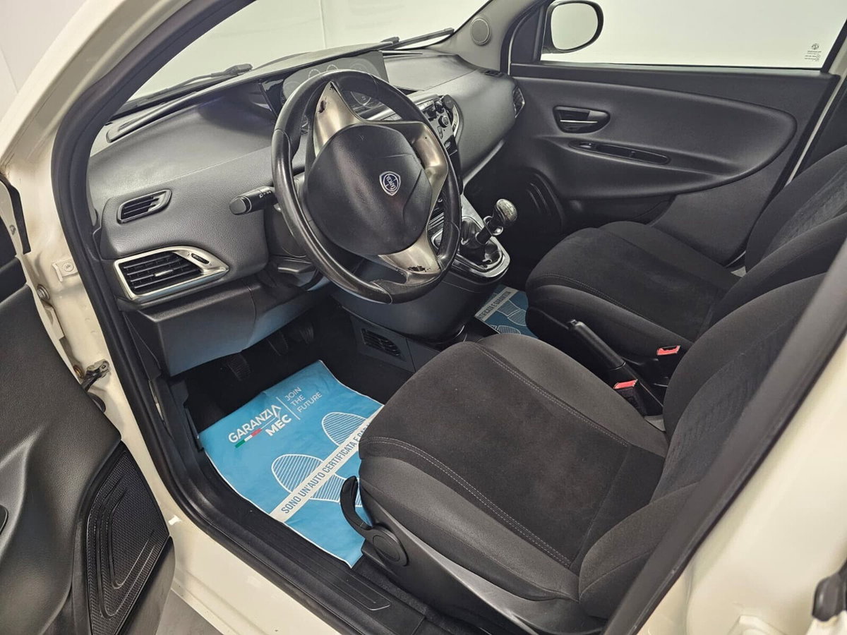 Lancia Ypsilon 1.2 69 CV 5 porte Platinum (10)