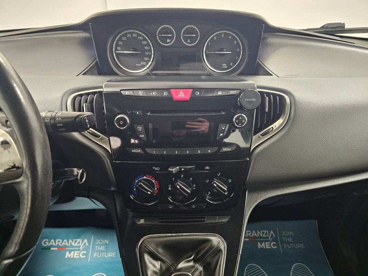 Lancia Ypsilon 1.2 69 CV 5 porte Platinum (9)