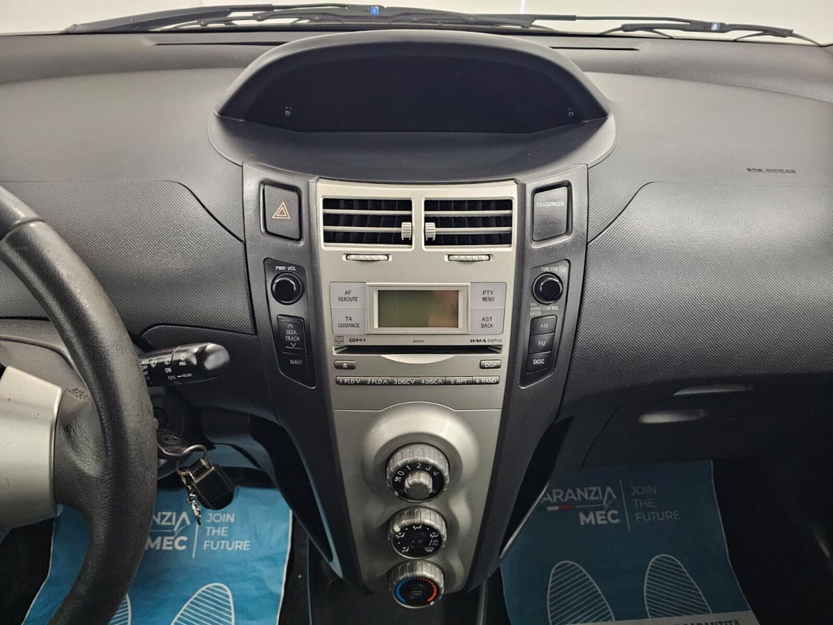 Toyota Yaris 1.3 3 porte (9)