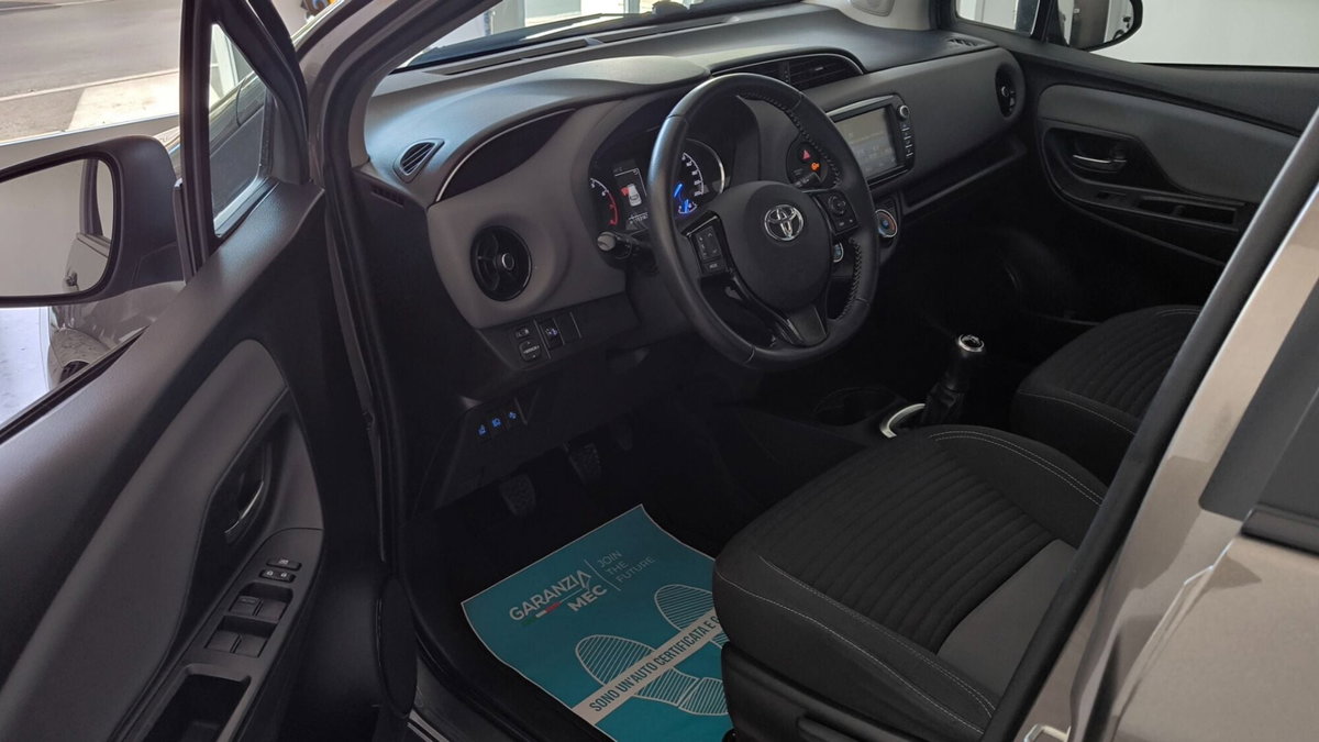 Toyota Yaris 1.0 5 porte Lounge (12)