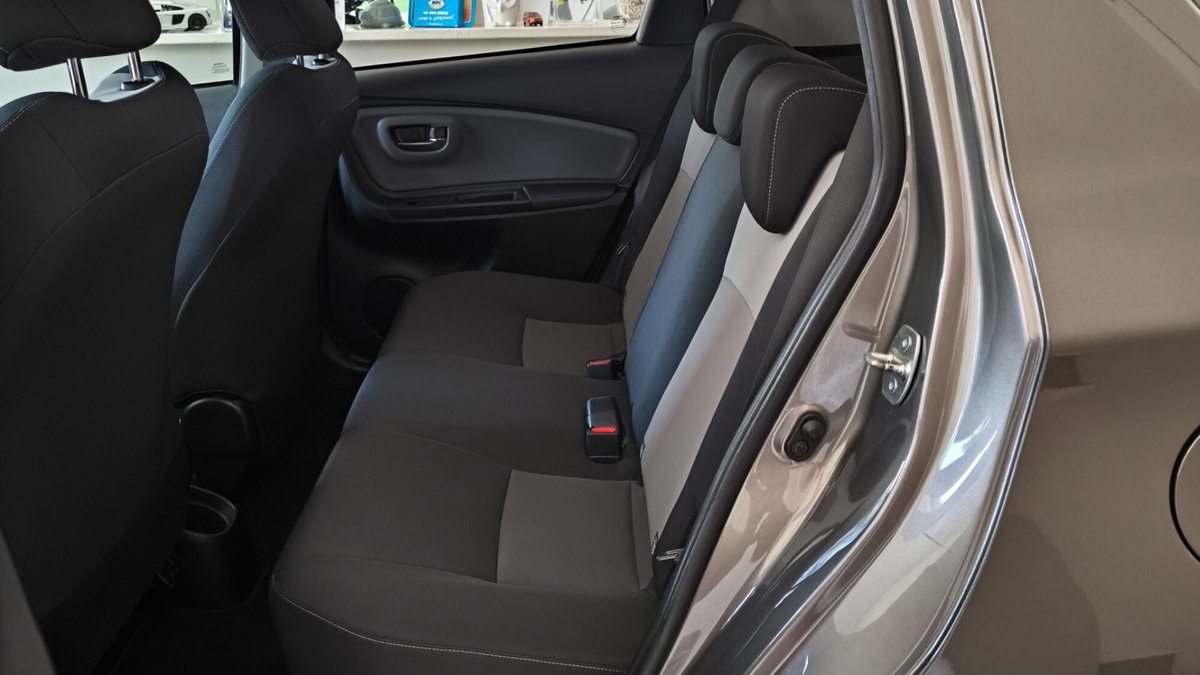 Toyota Yaris 1.0 5 porte Lounge (16)