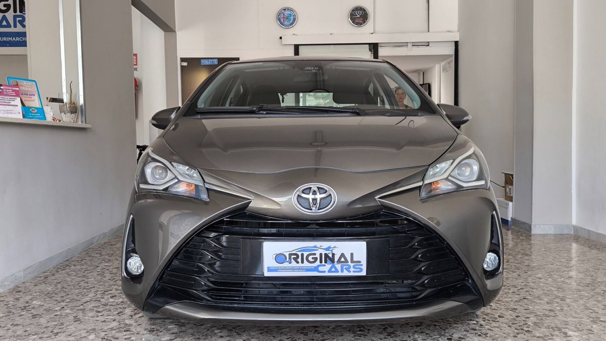 Toyota Yaris 1.0 5 porte Lounge (2)