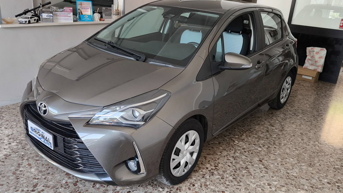 Toyota Yaris 1.0 5 porte Lounge (4)