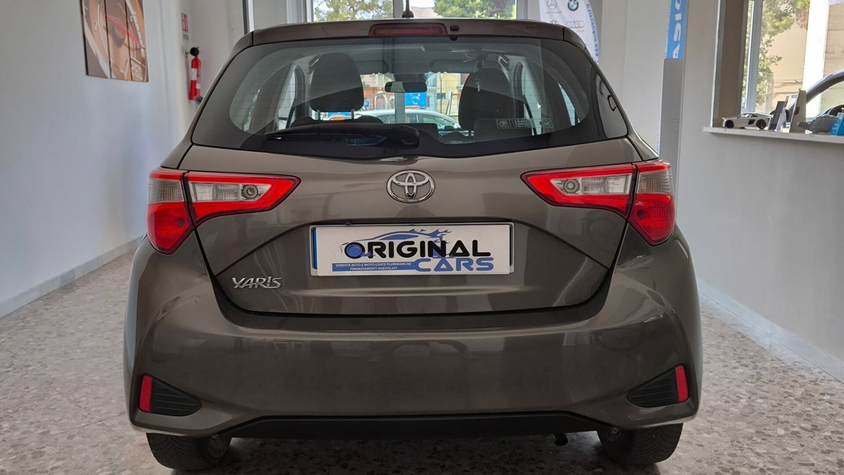 Toyota Yaris 1.0 5 porte Lounge (9)