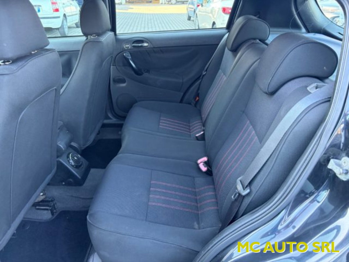 Alfa Romeo 147 1.9 JTD (120) 5 porte Distinctive (8)