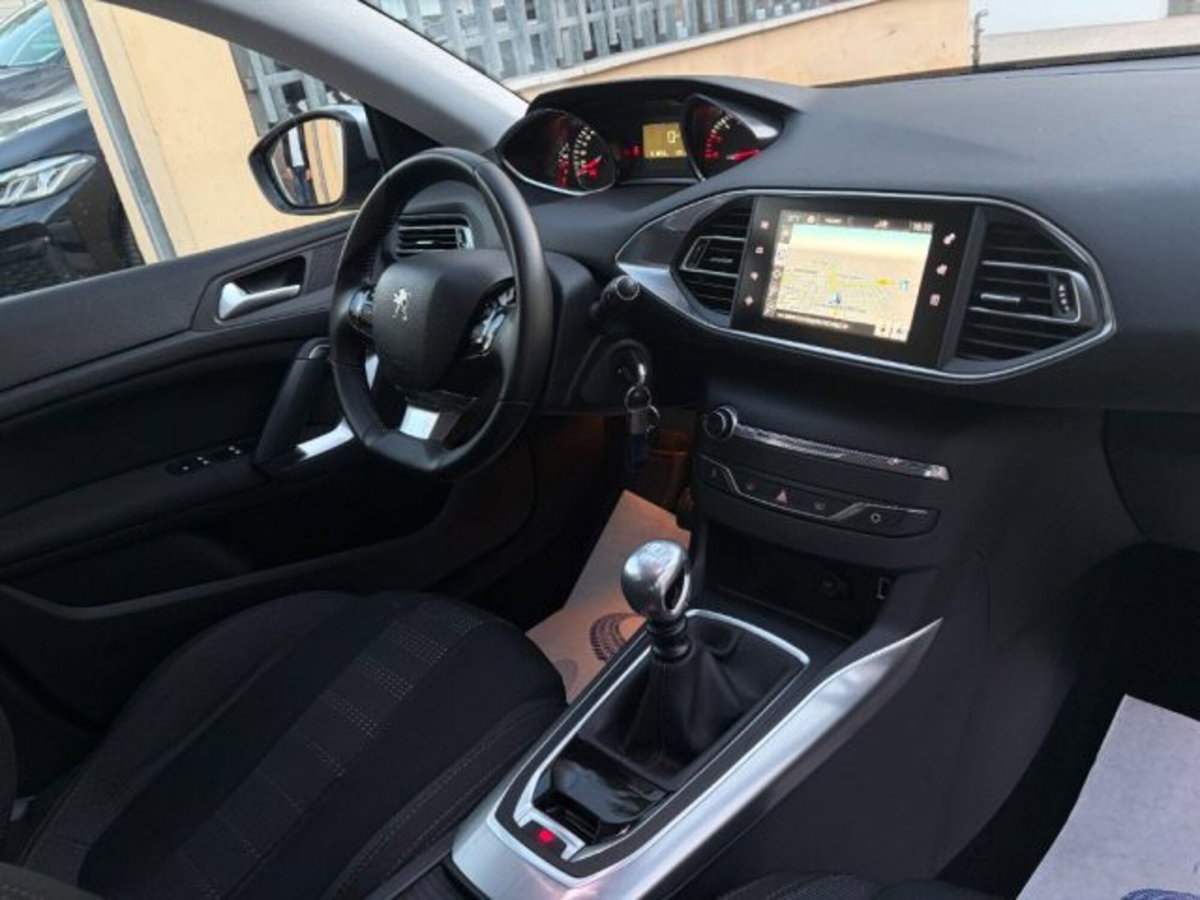 Peugeot 308 BlueHDi 120 S&S Allure (11)