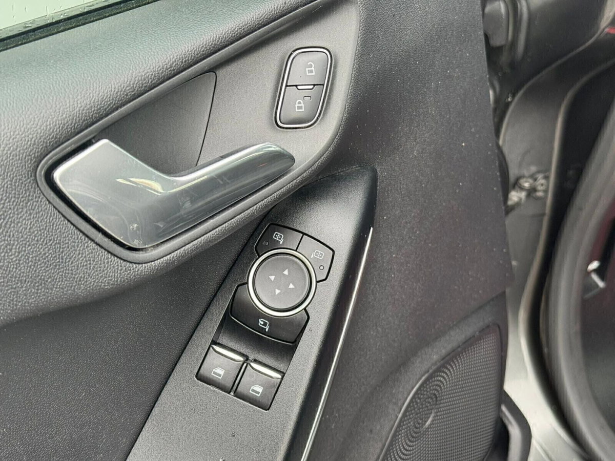 Ford Fiesta 1.5 TDCi 5 porte Vignale (19)