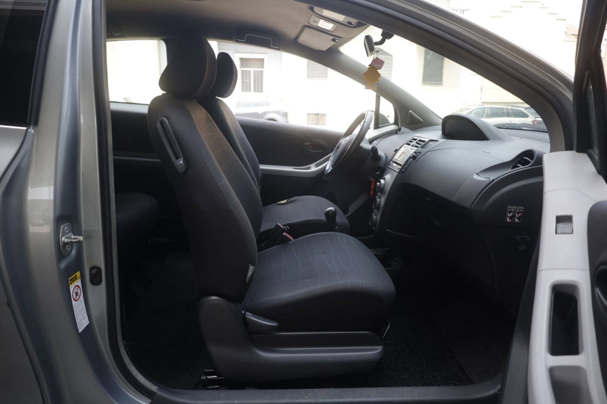 Toyota Yaris 1.0 3 porte Sol (11)