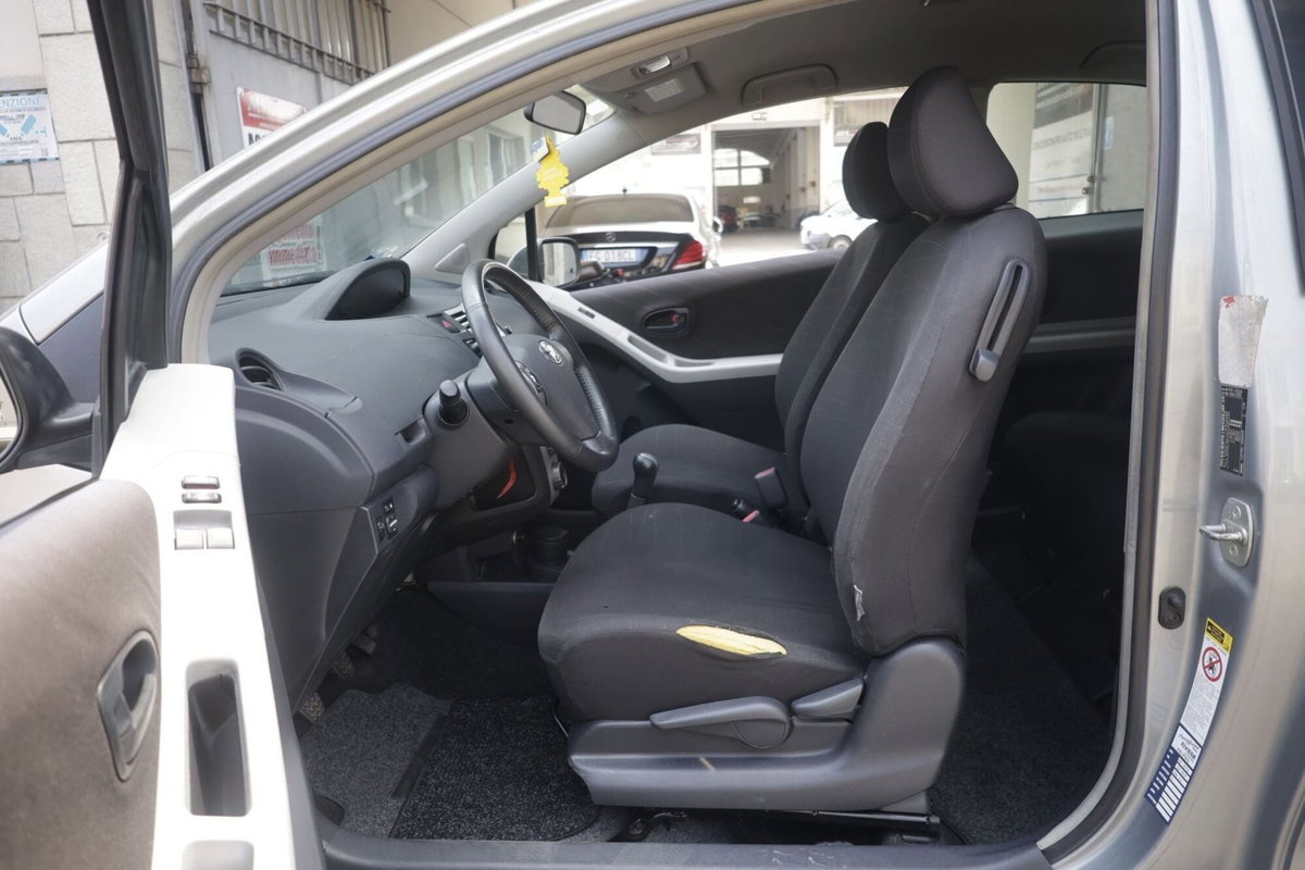 Toyota Yaris 1.0 3 porte Sol (17)