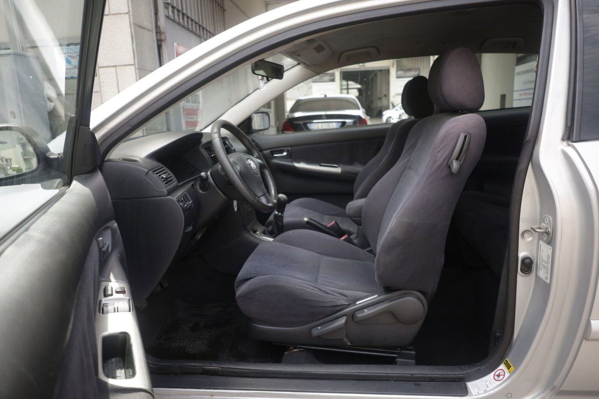 Toyota Corolla 2.0 tdi D-4D 3 porte Sol (17)