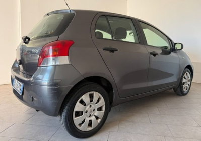 Toyota Yaris 1.0 5 porte Luxury pack (6)
